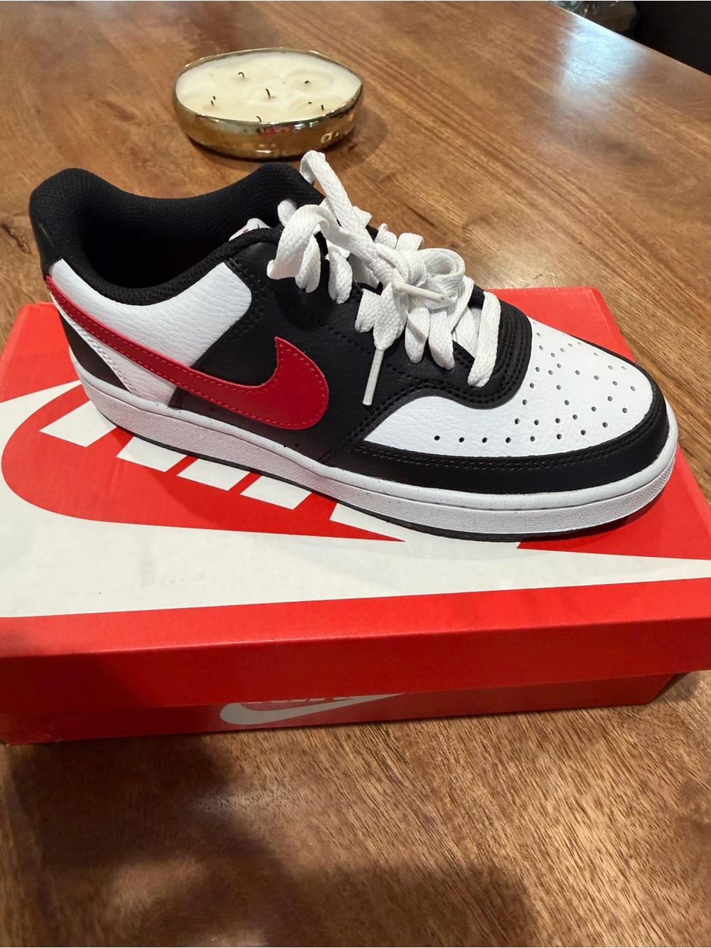 Nike women Low-Top Sneaker in White, Black & Red